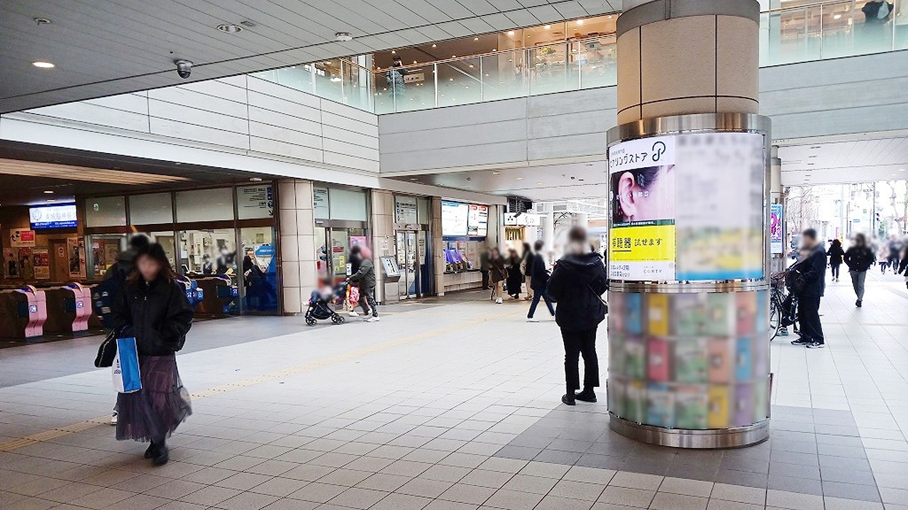 成城学園前駅 構内ポスター 掲載事例｜ヒヤリングストア 新店舗の認知拡大