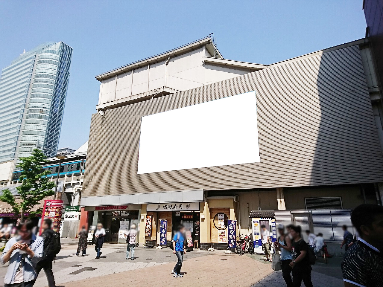 秋葉原電気街口ボードのイメージ写真です。電気街改札の駅舎に設置する大型シート広告です。