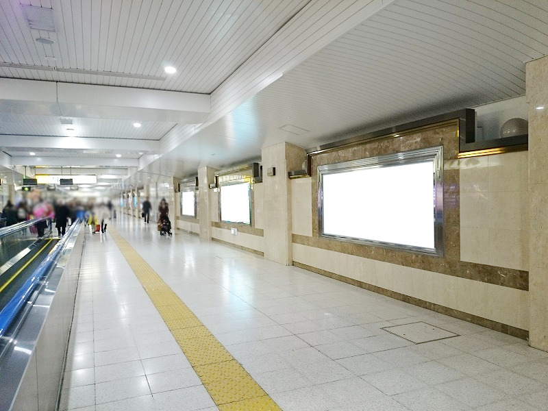 駅の構内にある広告看板のイメージ写真です。構内を移動する駅利用者に広告を見てもらえます。