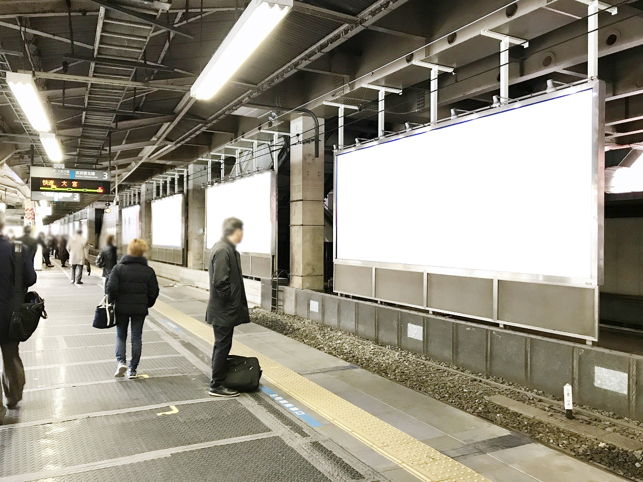 駅のホームにある広告看板のイメージ写真です。電車を待つ駅利用者に広告を見てもらえます。