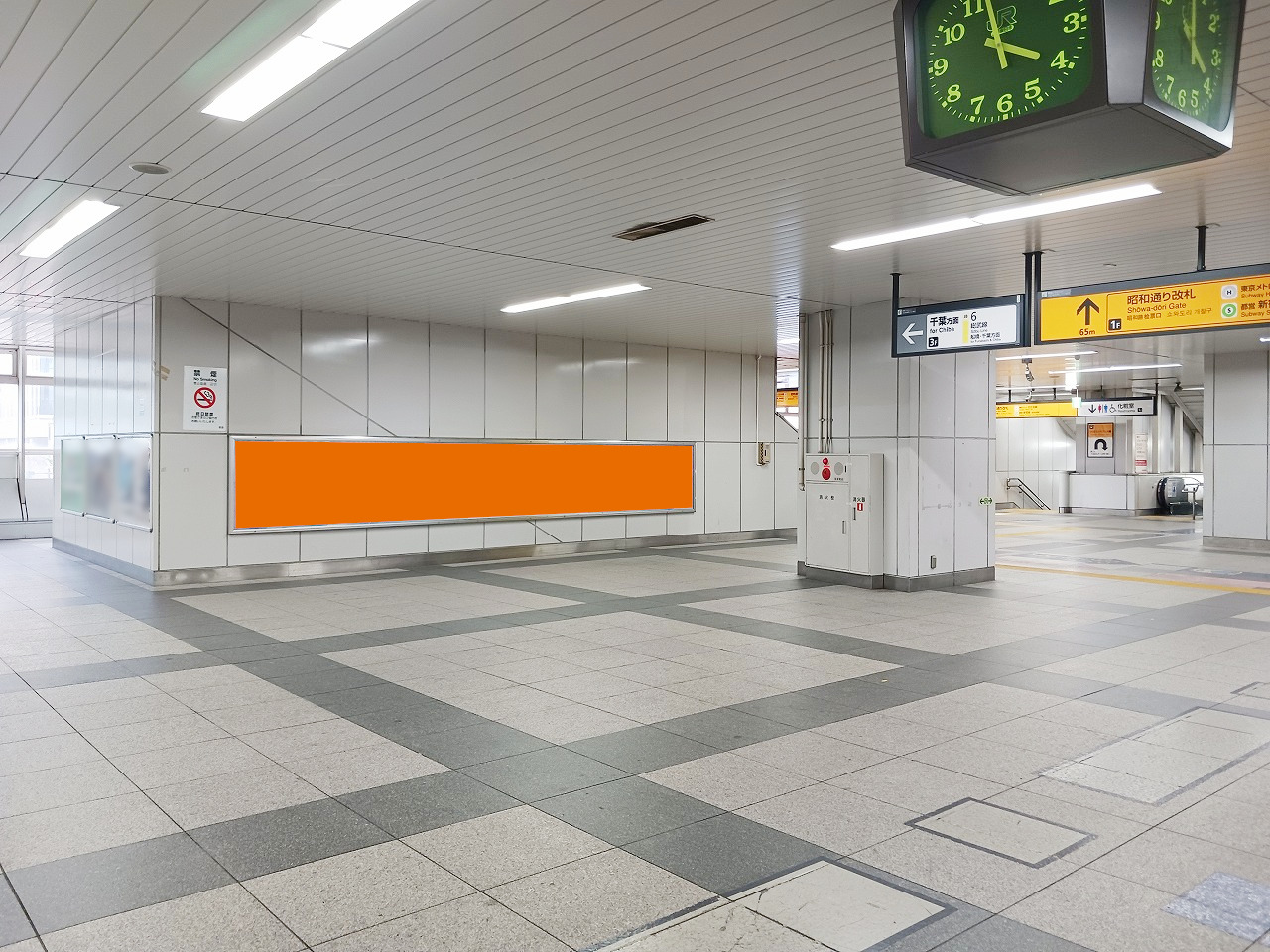 秋葉原駅の広告「ロングサイズ秋葉原」の全景写真です。