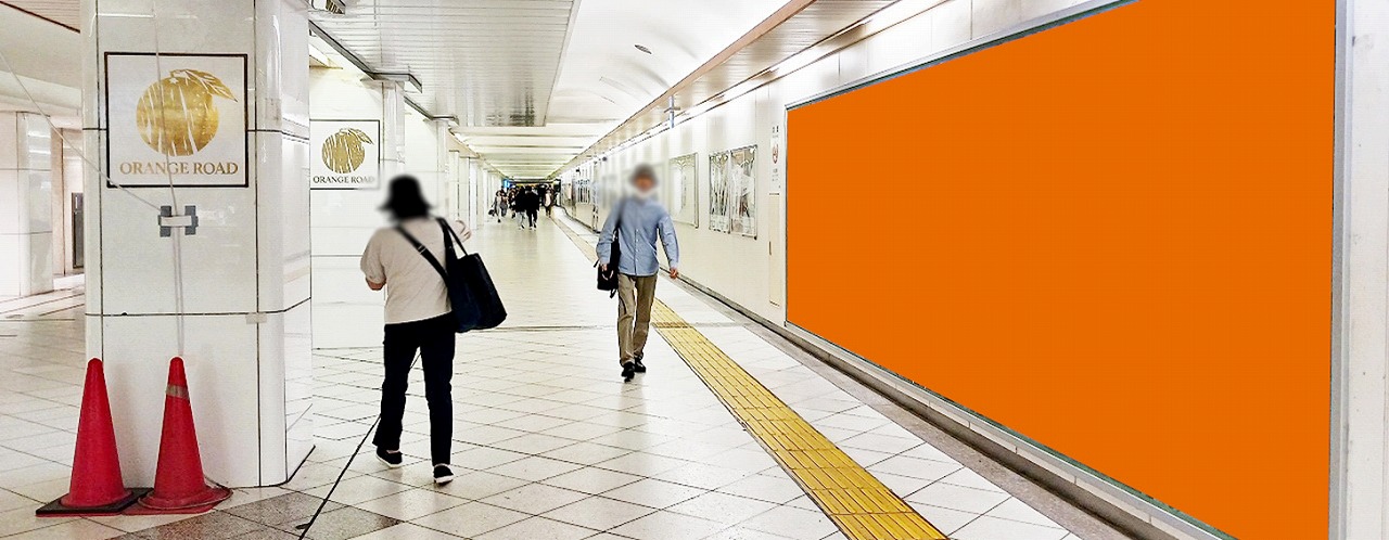 パノラマ池袋_池袋駅の大型ポスター広告_近くを歩く人には触れる位置の広告です