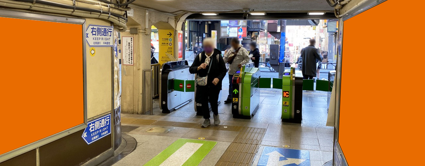 原宿駅竹下口改札の近くにある広告「原宿ハーフジャック」です。