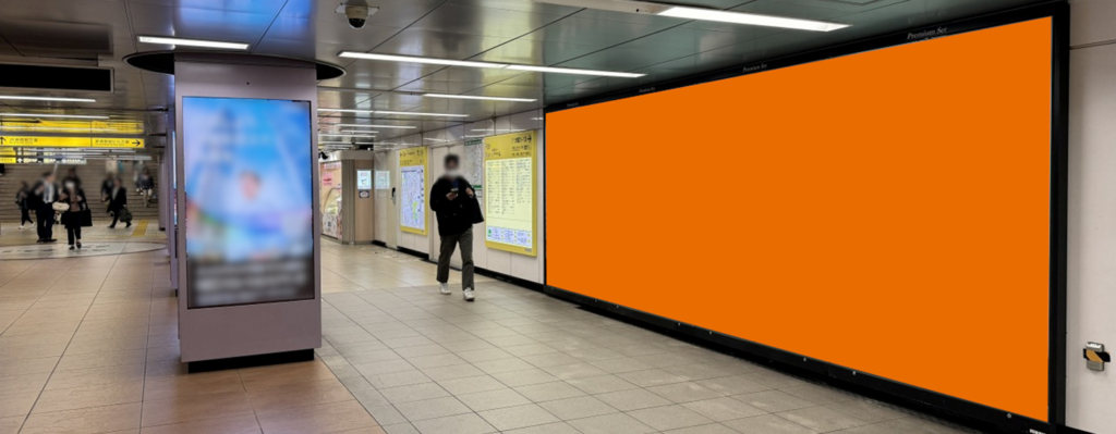 新橋プレミアムボード｜新橋駅 地下自由通路に面した大型ポスター広告