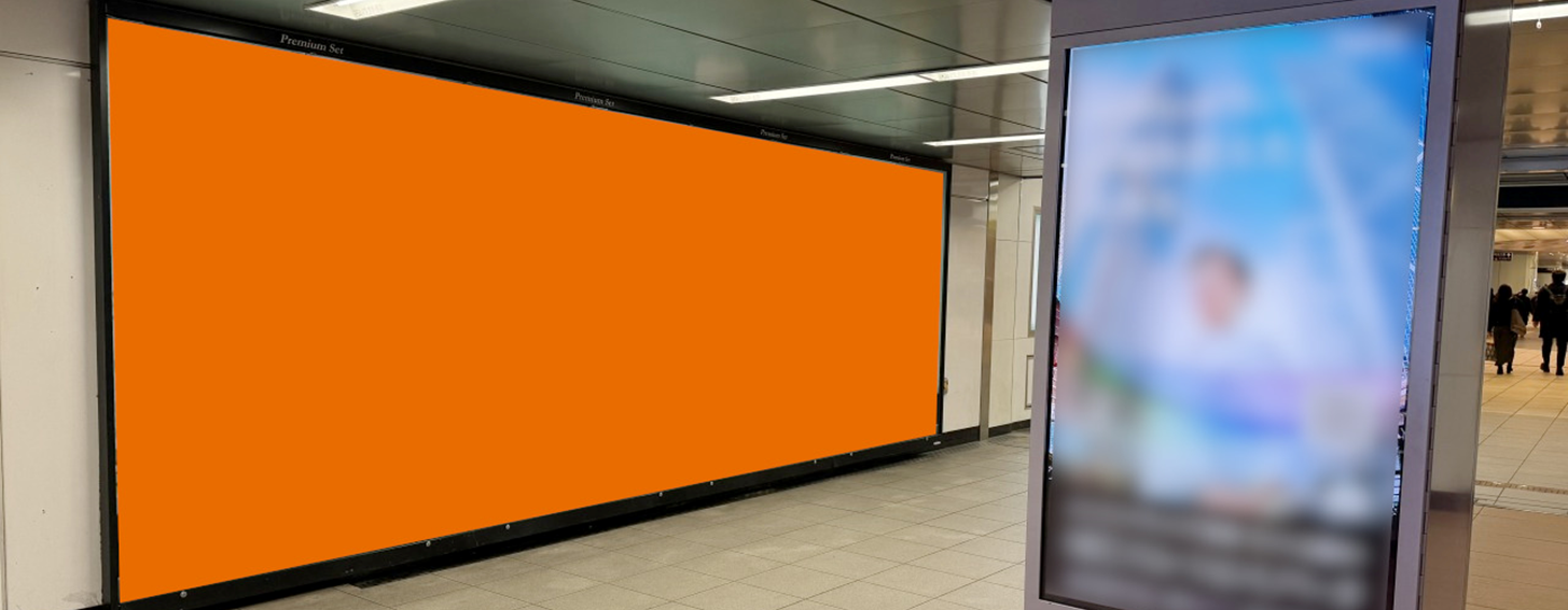 新橋プレミアムボードの左斜めから撮影した写真。目の前にある柱にはデジタルサイネージ広告が設置されています。