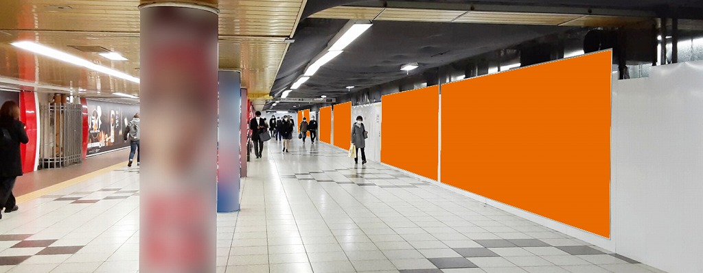 新宿メトロツインプレミアムセットの商品写真です。新宿駅の地下連絡通路上のポスター広告です。