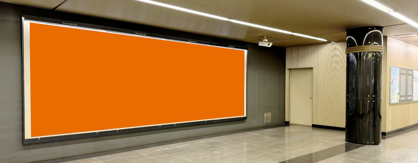 六本木プレミアムボード｜六本木駅 大型ポスター広告（大江戸線改札内