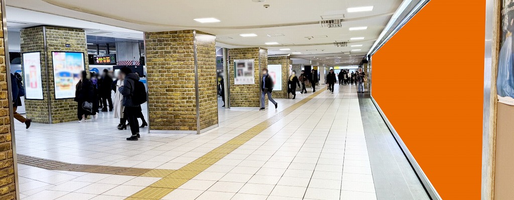 池袋ビッグボードの掲載場所を伝える周辺写真です。池袋駅の構内にあることが分かる写真です。