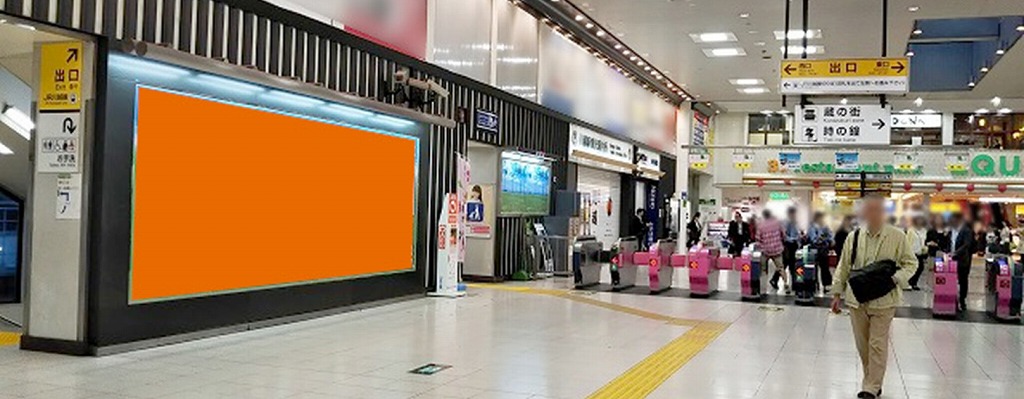 川越ワイドボードの広告掲載のイメージです。東武川越駅の改札内に大きな広告ポスターを掲載します。