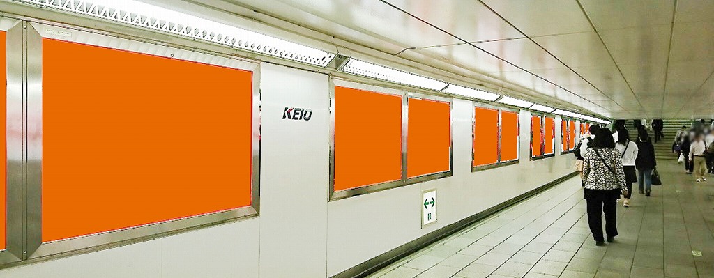 新宿アドストリートは片側にB0サイズを16面連続したポスターを掲載します。