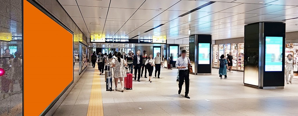 パノラマ東京の広告設置場所です。地下連絡通路の壁面です。そばにある柱はJ・ADビジョン（映像広告）です。