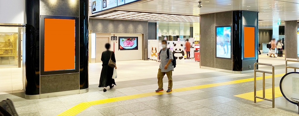 J・ADビジョン東京駅新幹線北乗換口の広告放映写真です。連続する柱面に映像広告を流します。