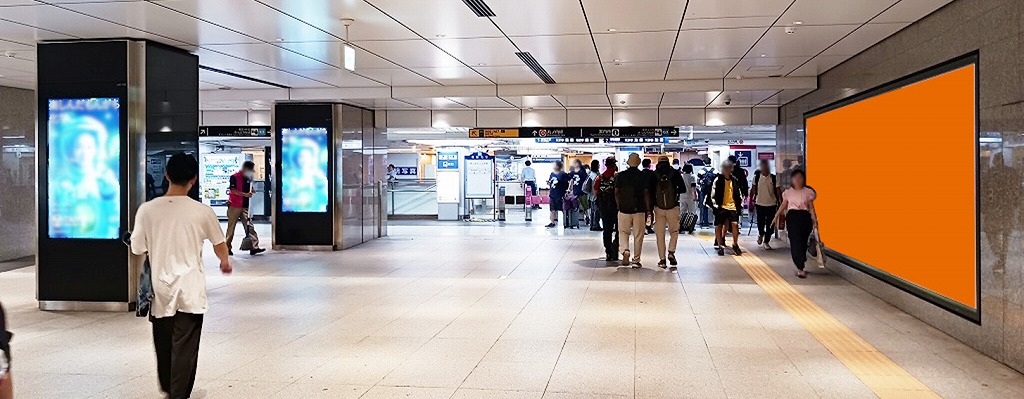 パノラマ東京の広告紹介です。奥に見える改札は東京メトロ丸ノ内線の改札です。東京駅で乗り換える方を対象とした広告です。