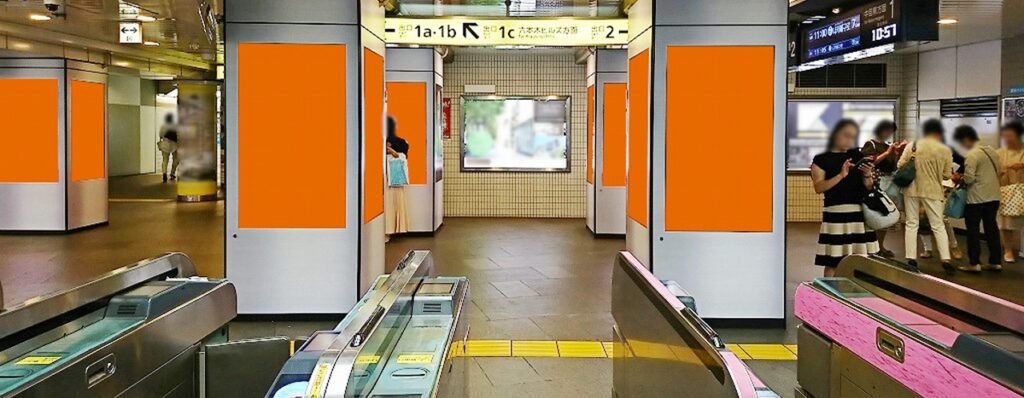 MCV単駅ジャック六本木｜六本木駅 西麻布方面改札 デジタルサイネージ広告