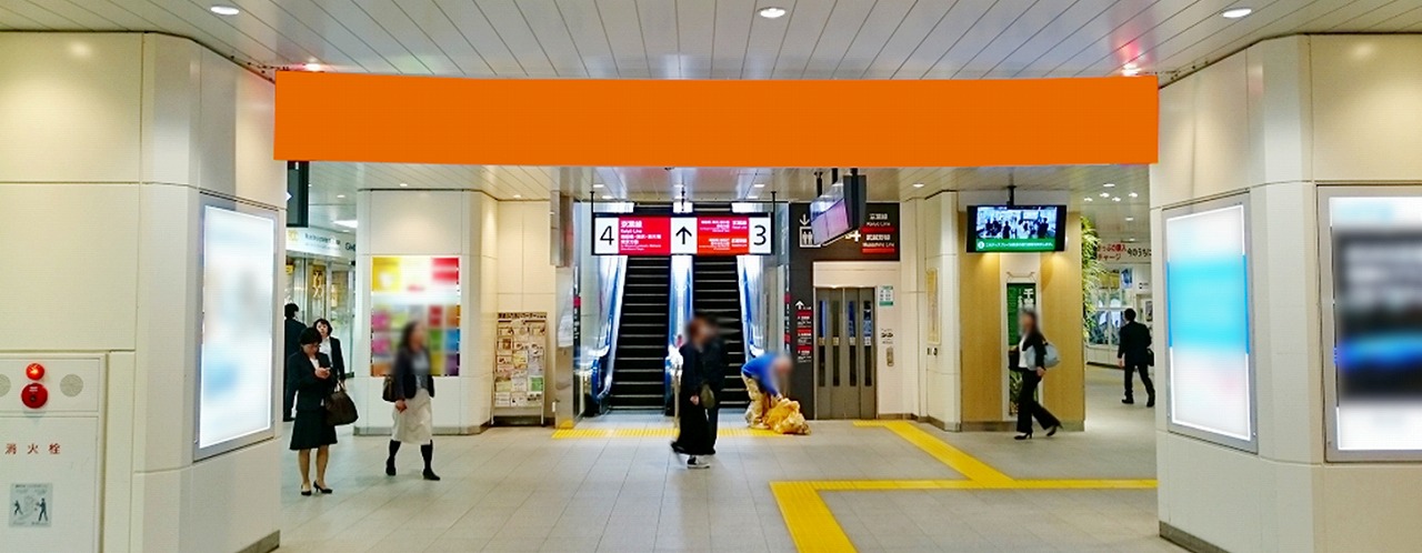 海浜幕張駅 横断幕広告の商品写真です。改札内コンコースにある両面幕です。天井から吊るされた広告です。