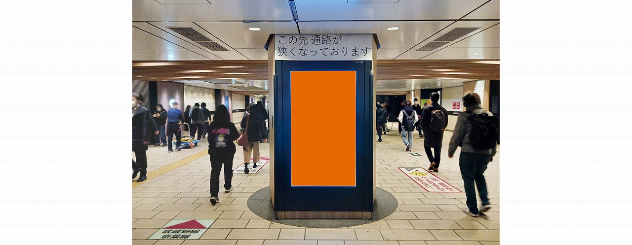 J・ADビジョン東京駅京葉通路の広告放映写真です。連続する柱面に映像広告を流します。