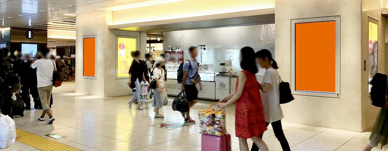 J・ADビジョン東京駅新幹線南乗換口の広告放映写真です。連続する柱面に映像広告を流します。