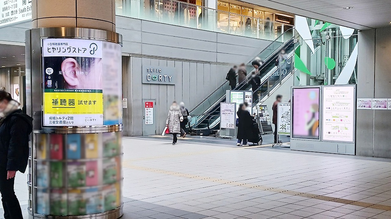 駅ポスター広告の掲載事例_ヒヤリングストア_掲載写真2